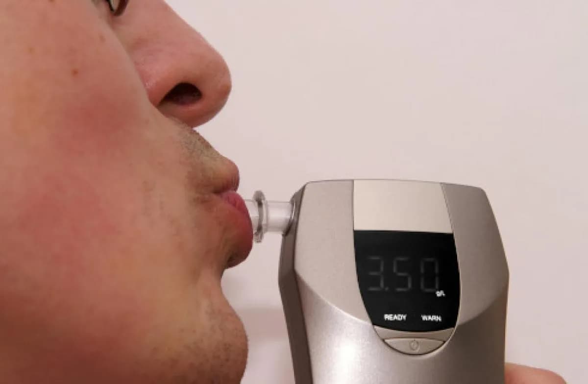 Czy pracodawca ma prawo zbadać alkomatem? Poznaj swoje prawa