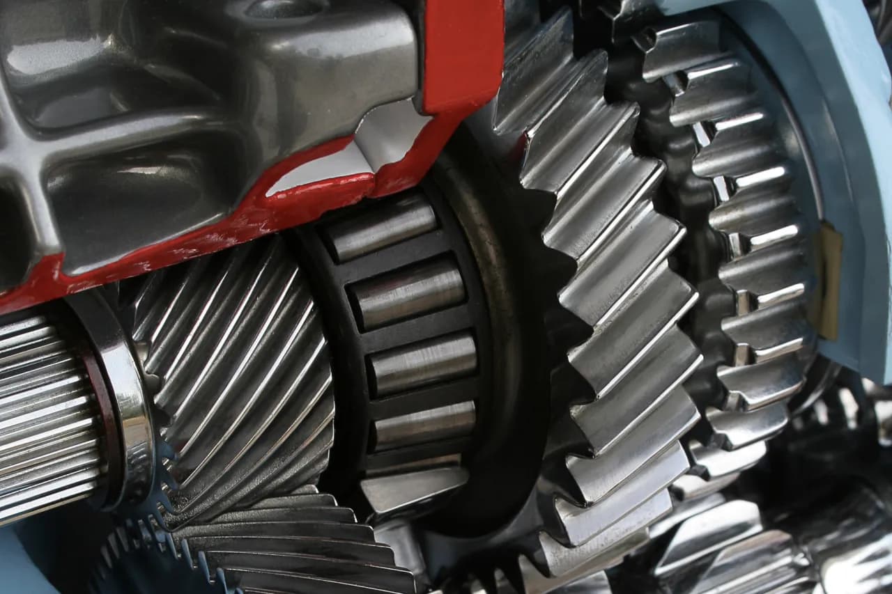 Luz na skrzyni biegów objawy – jak je rozpoznać i uniknąć kosztownych napraw