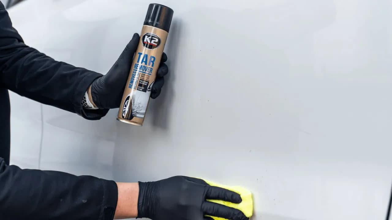 Jak skutecznie i bezpiecznie zdjąć naklejkę z samochodu bez uszkodzeń lakieru