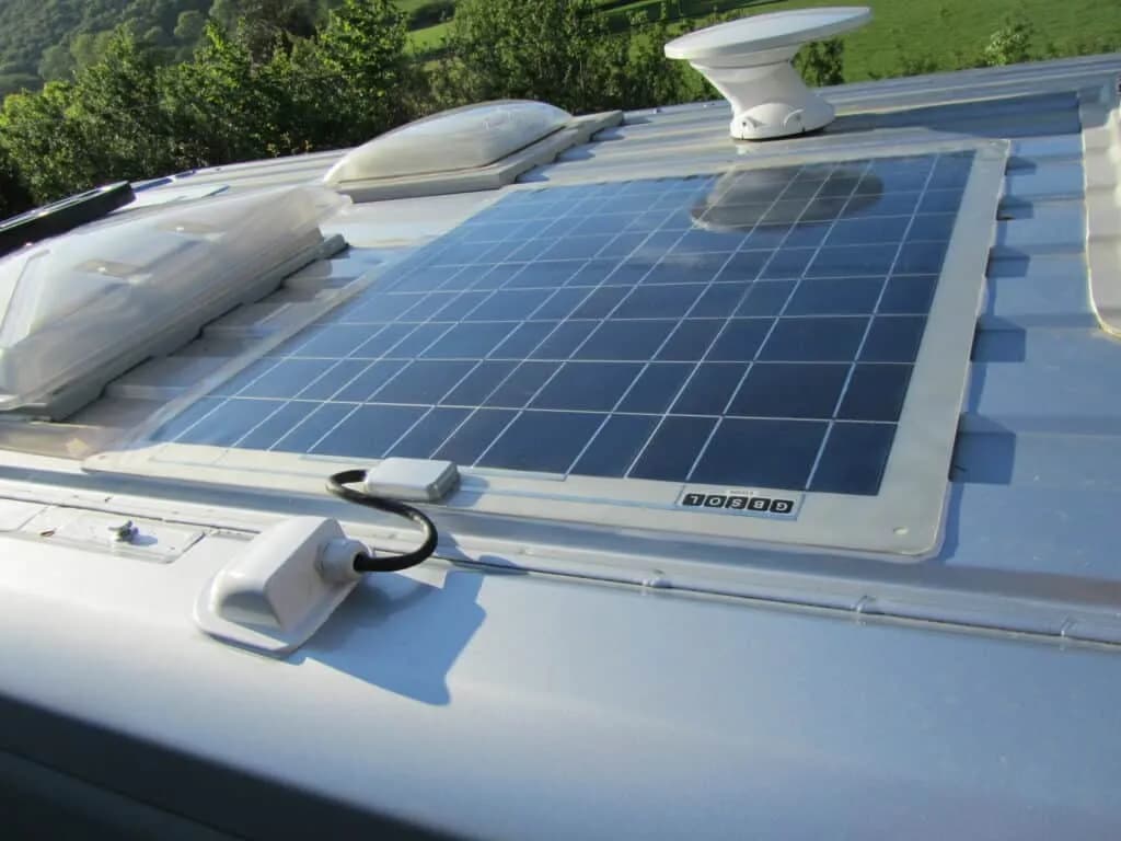 Jakie panele fotowoltaiczne do kampera: wybierz najlepsze rozwiązanie