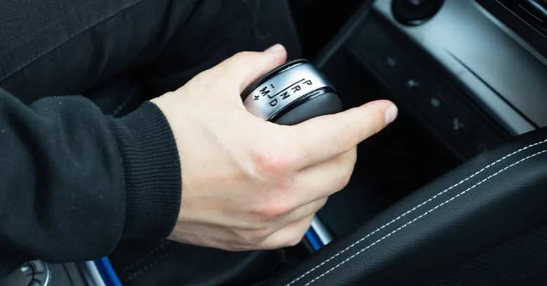 Jak jeździć z automatyczną skrzynią biegów i unikać najczęstszych błędów