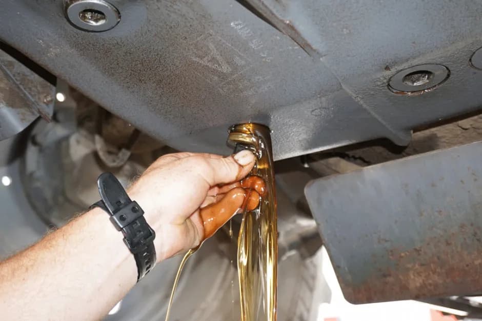 Ile kosztuje wymiana oleju w skrzyni biegów? Ceny i czynniki wpływające na koszty