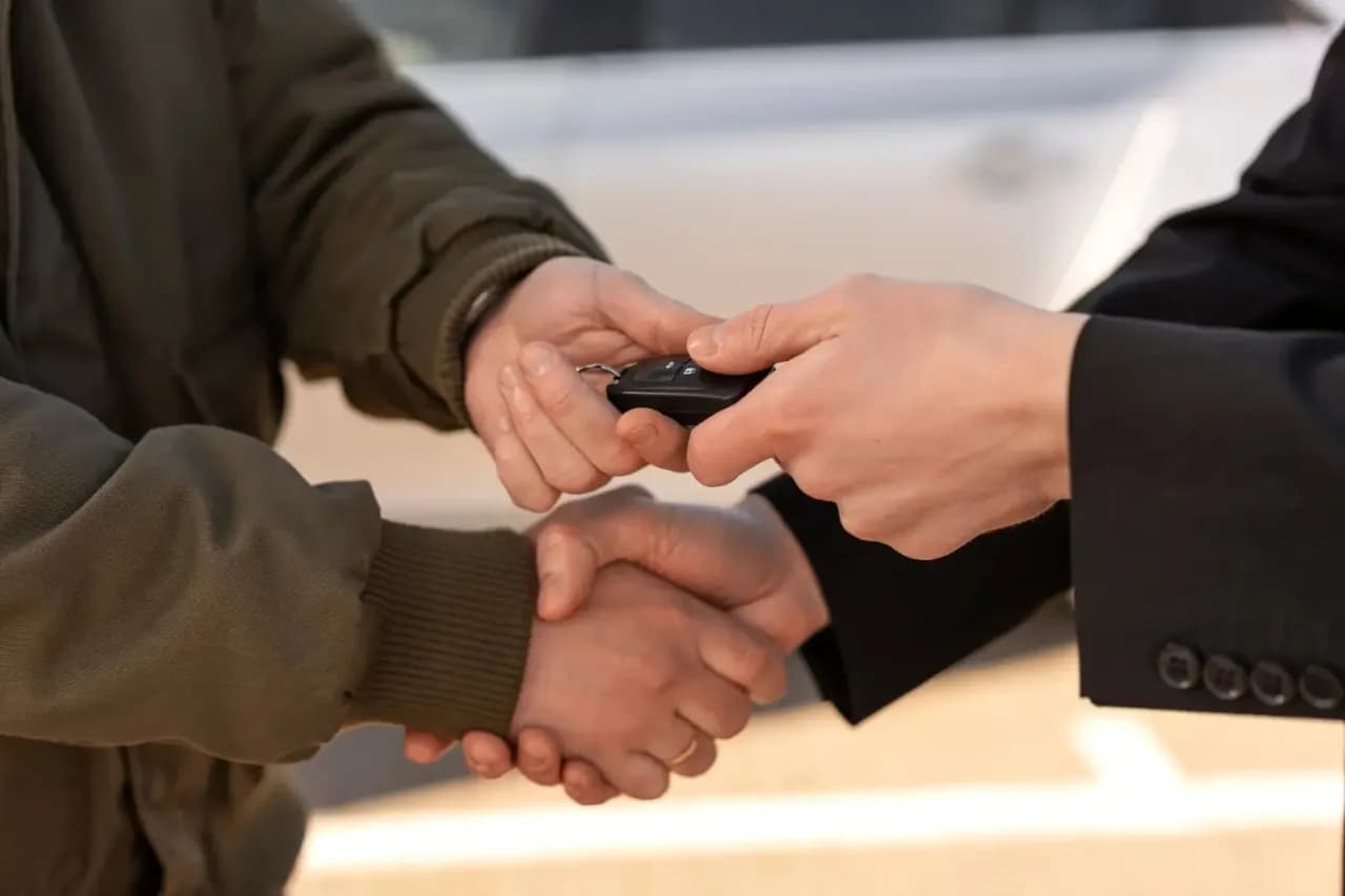 Ile wynosi podatek od sprzedaży samochodu? Sprawdź, jak uniknąć błędów i oszczędzić!