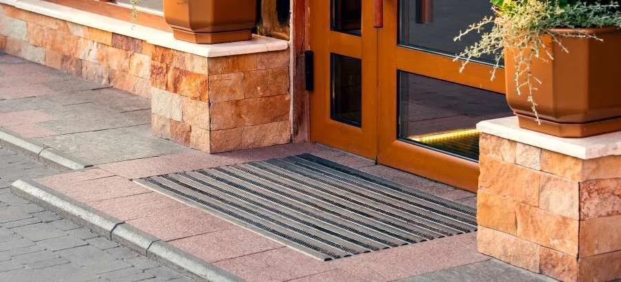 Wycieraczka na wymiar: Jak idealnie dopasować do swoich potrzeb