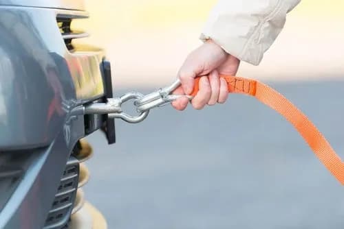 Jak holować auto bezpiecznie i uniknąć najczęstszych błędów
