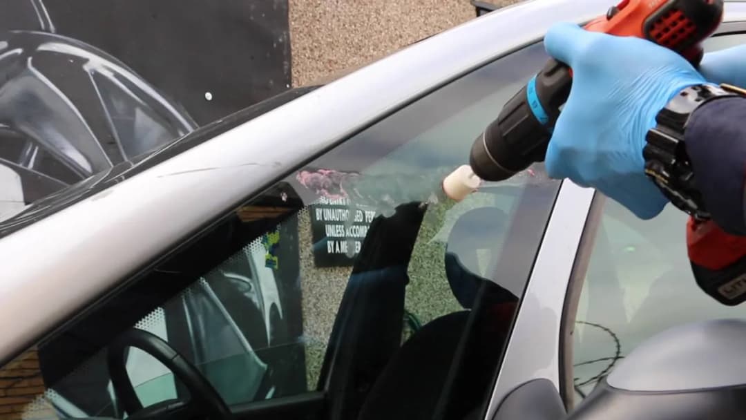 Jak skutecznie pozbyć się rys z szyby samochodu – proste i sprawdzone metody