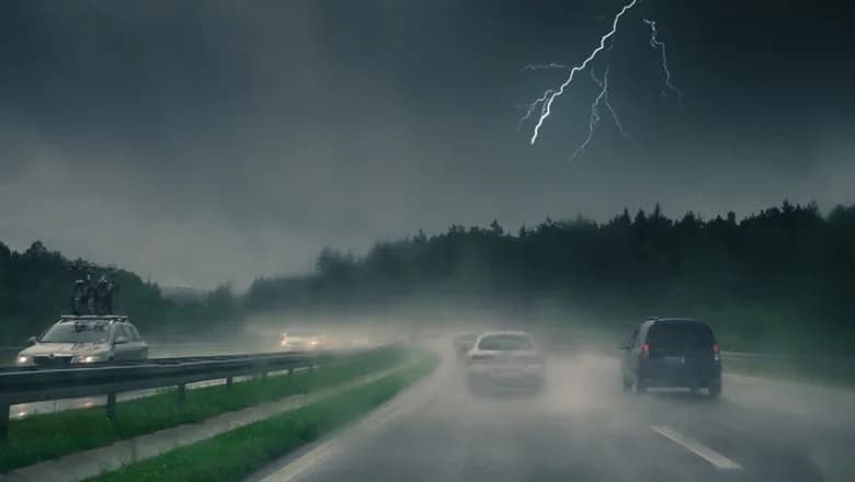Czy piorun może uderzyć w samochód? Bezpieczeństwo podczas burzy i klatka Faradaya