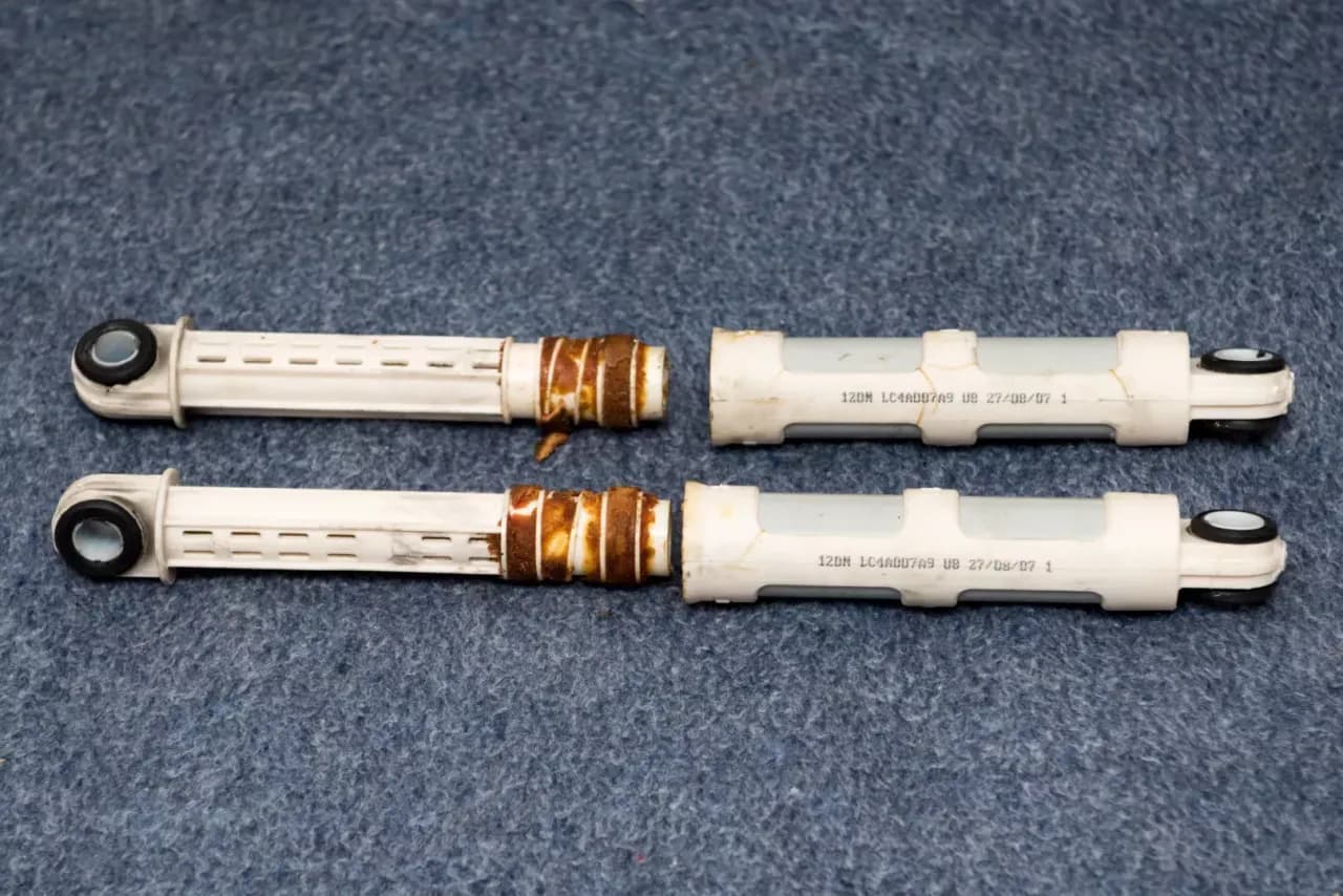 Uszkodzone amortyzatory w pralce - objawy, które musisz znać