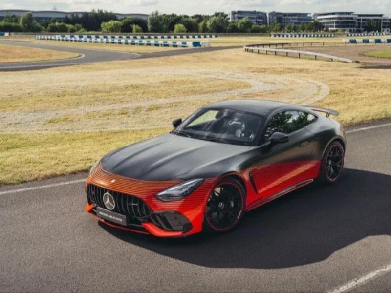 Mercedes AMG GTR Pro - moc, osiągi i wyjątkowe cechy torowe