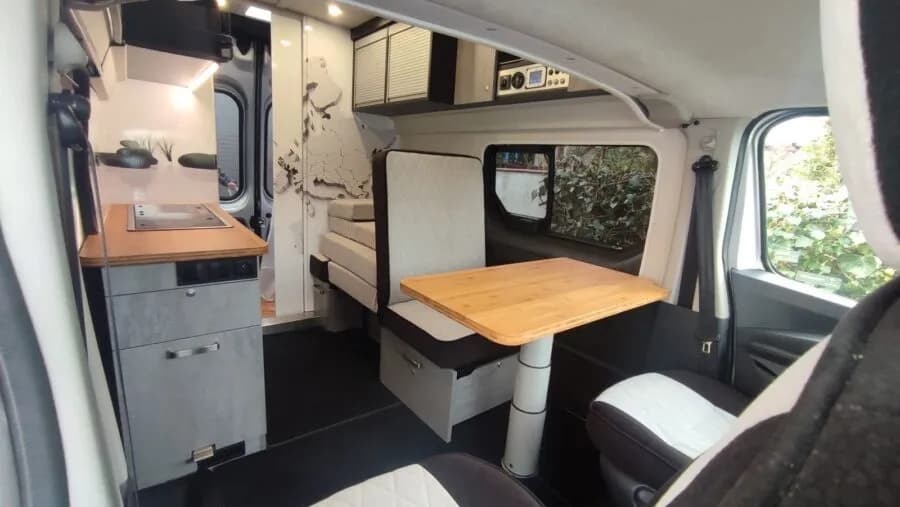 Zabudowa busa na kamper: Jak stworzyć mobilny dom na kołach