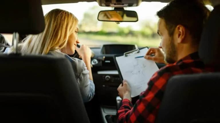 Czy po zdaniu egzaminu na prawo jazdy od razu można jeździć samochodem? Sprawdź zasady!