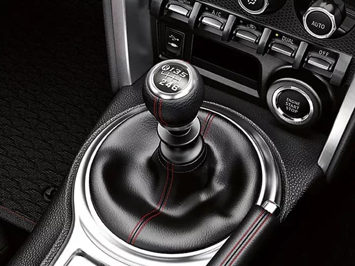 Jak jeździć manualną skrzynią biegów: kluczowe zasady i porady dla kierowców