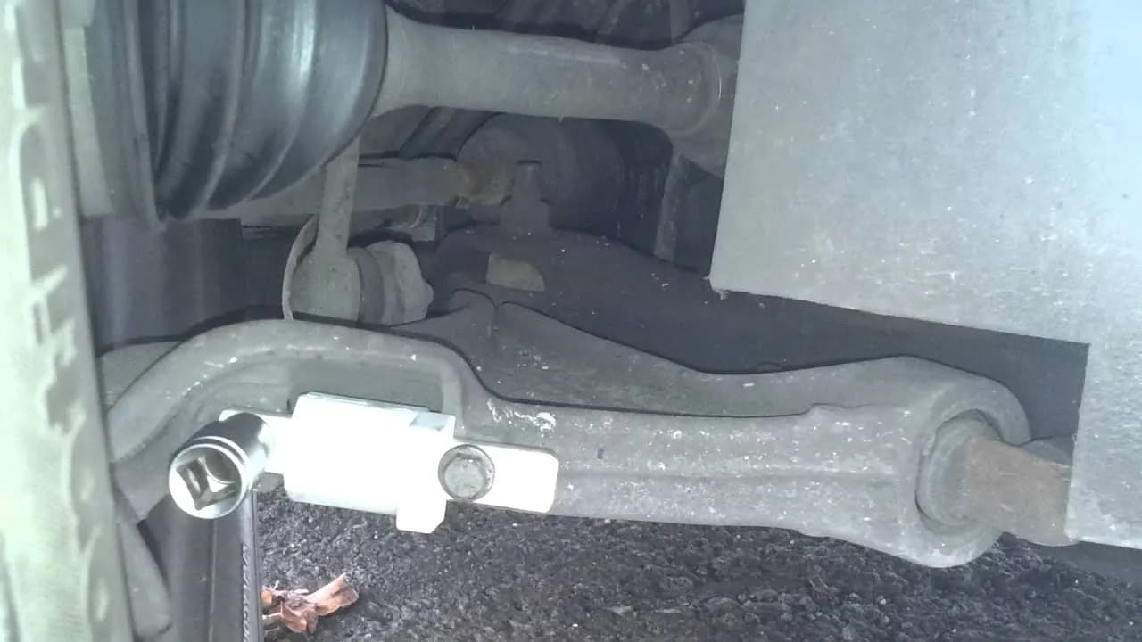 Ogranicznik skrętu Volvo S60: funkcja i wymiana - poradnik