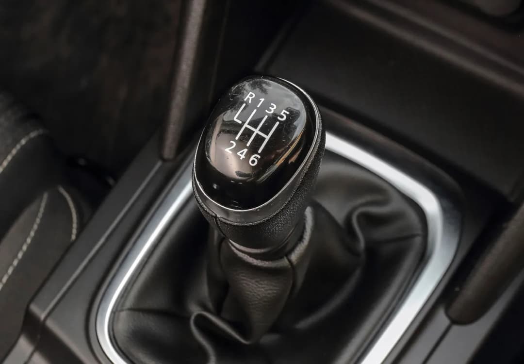 Objawy uszkodzenia poduszki skrzyni biegów, które mogą cię zaskoczyć