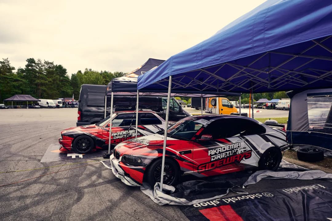 Przejażdżka samochodem sportowym jako prezent – dlaczego warto postawić na voucher od Devil-Cars?