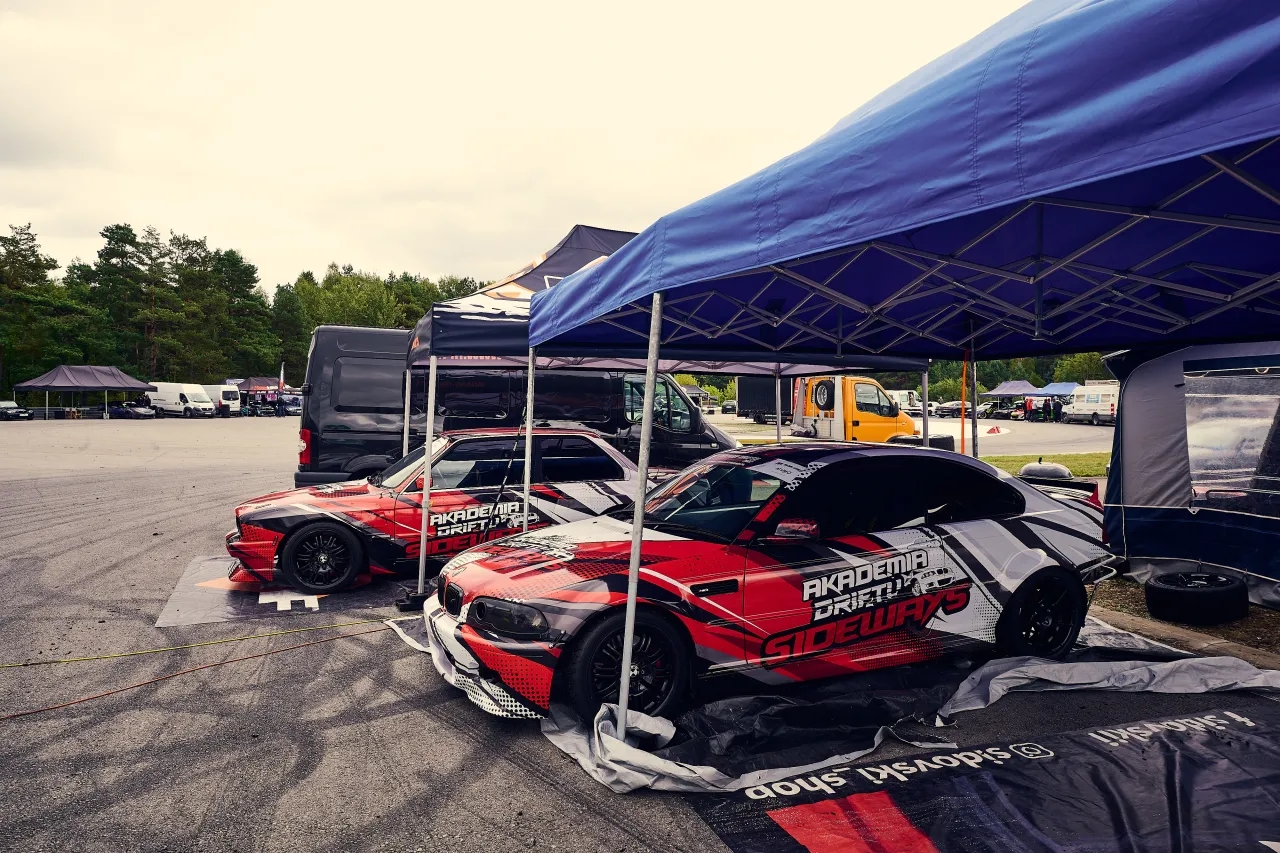 Przejażdżka samochodem sportowym jako prezent – dlaczego warto postawić na voucher od Devil-Cars?