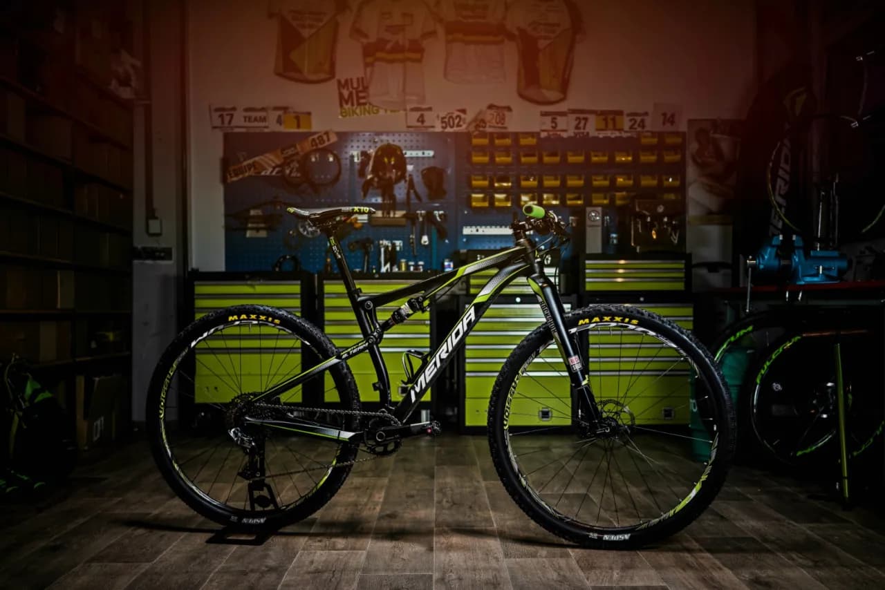 Jak skutecznie czyścić amortyzator w rowerze i uniknąć problemów