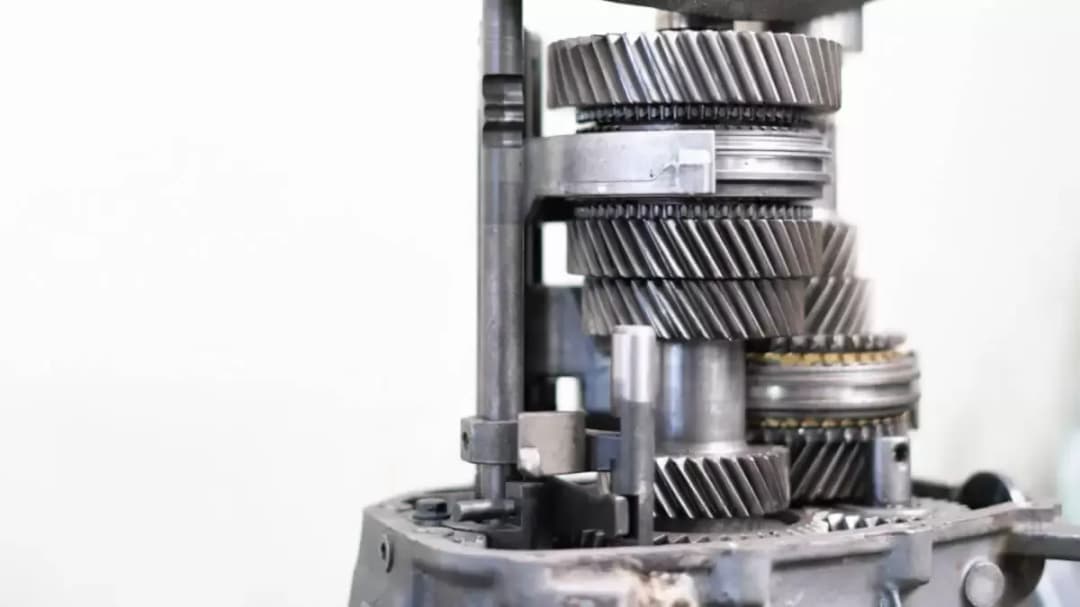 Do czego służy synchronizator w skrzyni biegów i jak wpływa na komfort jazdy?