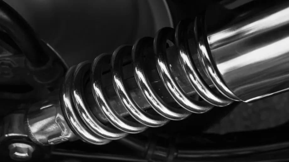 Czy amortyzatory wymieniać ze sprężynami? Uniknij kosztownych błędów