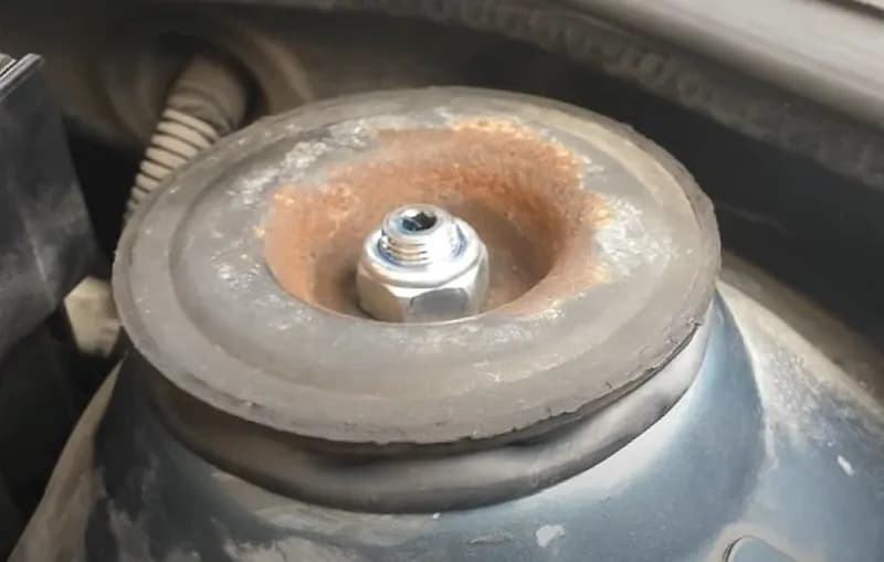 Objawy uszkodzonej poduszki amortyzatora w BMW E39 – nie ignoruj tych sygnałów