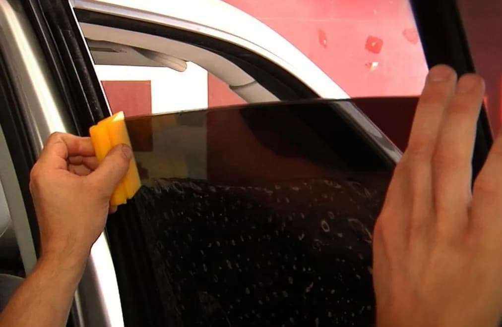 Jak bezpiecznie i legalnie przyciemnić szybę w samochodzie – poradnik krok po kroku