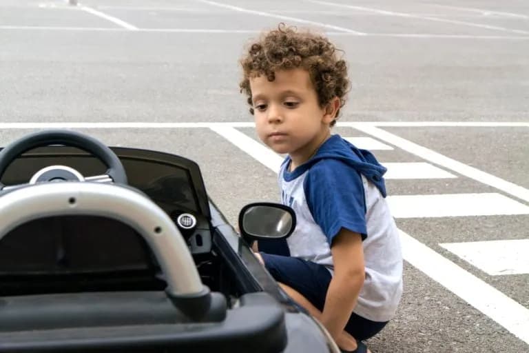 Jaki akumulator do samochodu elektrycznego dla dzieci? Porównanie i bezpieczeństwo