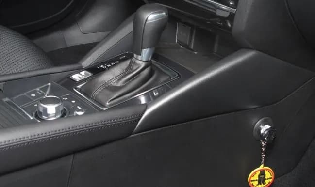 Jak odblokować blokadę skrzyni biegów i uniknąć kosztownych napraw