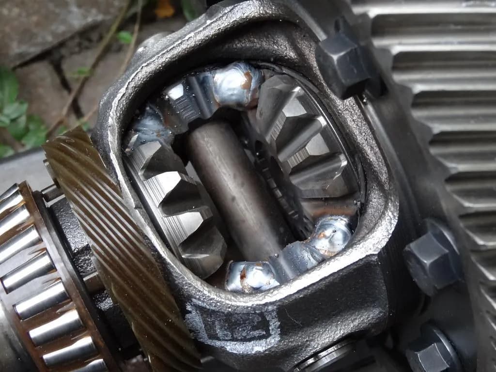 Objawy uszkodzenia mechanizmu różnicowego w skrzyni biegów - jak je rozpoznać