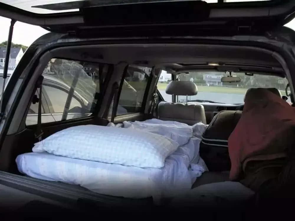 Czy w Polsce można spać w samochodzie? Przepisy, ograniczenia i praktyczne porady