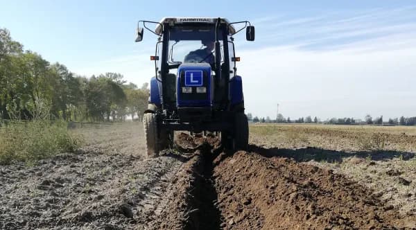 Ile naprawdę kosztuje prawo jazdy na ciągnik? Sprawdź pełne koszty i oszczędności
