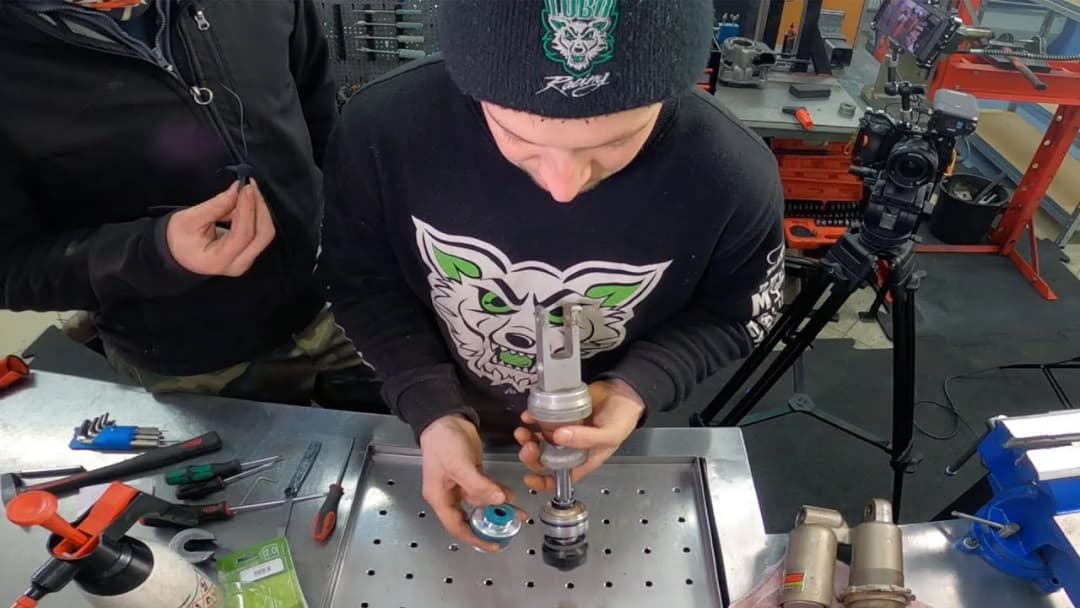 Jak naprawić amortyzator samochodowy i uniknąć kosztownych błędów