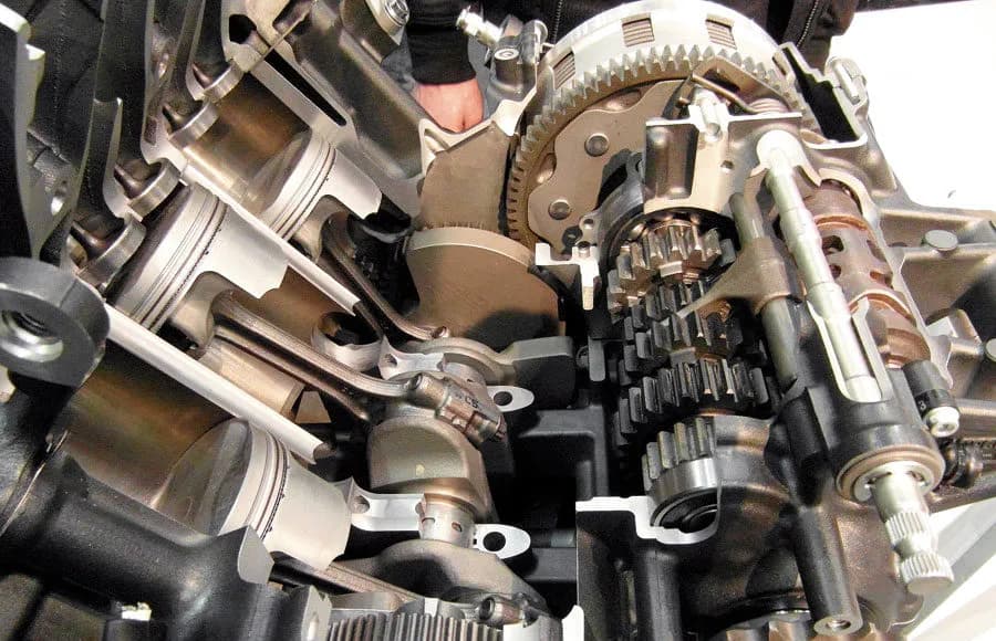 Objawy uszkodzonej skrzyni biegów w motocyklu, które mogą Cię zaskoczyć